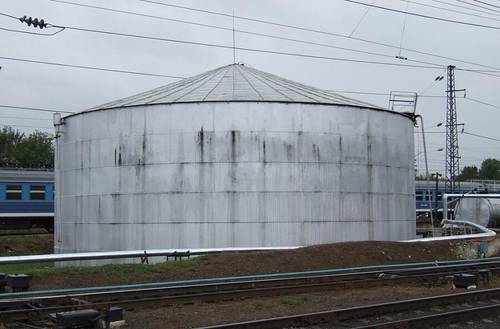 Старинный клёпаный нефтяной резервуар Шухова на железнодорожной станции г. Владимира, 2007 г.