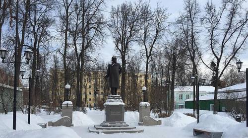 Памятник Почетному гражданину города и меценату Д. Г. Бурылину, установленный в Литературном сквере г. Иваново