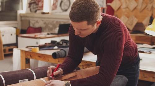 Там, где кожа становится историей: репортаж из мастерской ручной работы