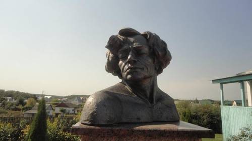 Бюст В. Ерошенко во дворике Дома-музея