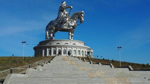 Статуя Чингисхана в Цонжин-Болдоге