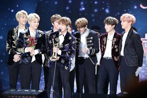 Группа BTS на церемонии вручения награды Golden Disk Awards в Сеуле, 14 января 2017 года