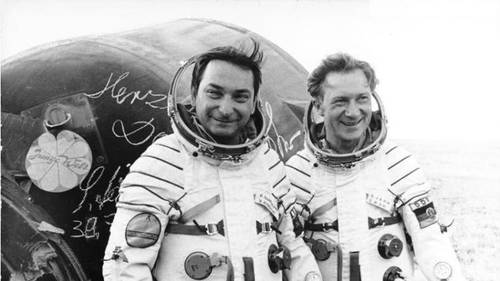 Валерий Быковский (слева) и Зигмунд Йен после приземления, 1978 г.