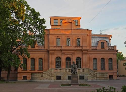 Главное здание университета (бывший особняк великой княгини Ксении Александровны)