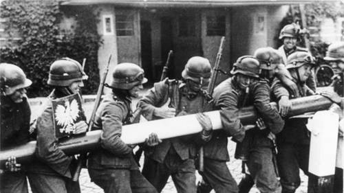 Солдаты вермахта ломают шлагбаум на пограничном пункте в Сопоте (граница Польши и Вольного города Данцига), 1 сентября 1939 г.