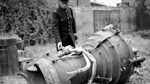 Полицейский осматривает камеру сгорания ракеты Фау-2, упавшей на район Лондона Ист Хэм