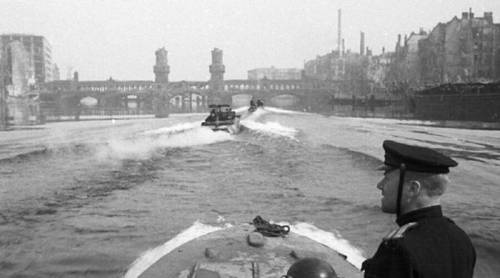 Полуглиссеры Днепровской военной флотилии на Шпрее в Берлине около моста Обербаумбрюкке