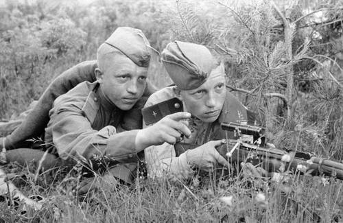 Советские снайперы на огневой позиции