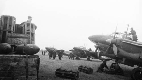 Подготовка советских бомбардировщиков Пе-2 к боевому вылету на Калининском фронте