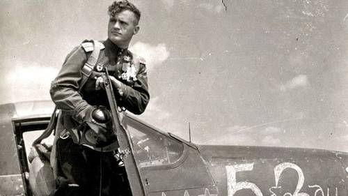 Дважды Герой Советского Союза, лётчик-истребитель гвардии капитан Николай Гуляев в кабине своей «Аэрокобры». Июль 1944 г.