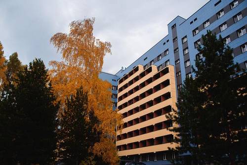 Корпус студенческого общежития НГУ в Новосибирском академгородке
