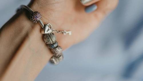 Что такое шармы — авторское украшение или модная безделушка?