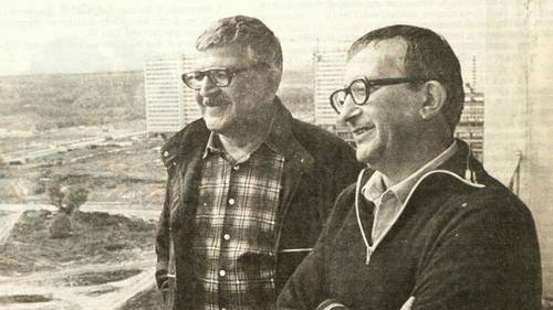 Братья Стругацкие на балконе московской квартиры А. Стругацкого, 1980-е гг.