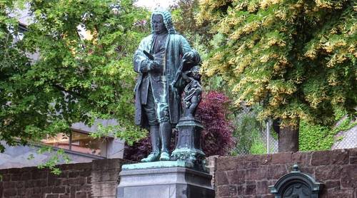 Памятник Иоганну Себастьяну Баху в егго родном городе Эйзенахе