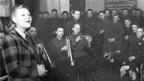Выступление Клавдии Шульженко перед бойцами. Ленинградский фронт, 1941 год