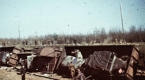 Сошедший с рельсов эшелон с техникой, 1942 г.