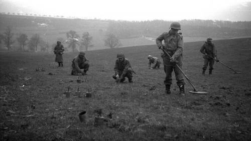 Американские саперы ведут разминирование поля от немецких мин в Люксембурге