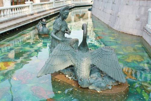 Скульптура на тему сказки «Гуси-лебеди», р. Неглинка, г. Москва