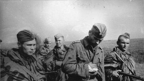 Советские разведчики ведут захваченного в плен немецкого солдата