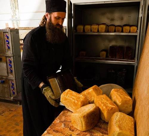 Феофан печет хлеб