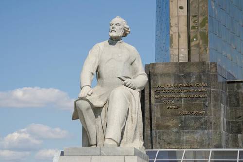 Памятник К. Э. Циолковскому в Москве на Аллее космонавтов