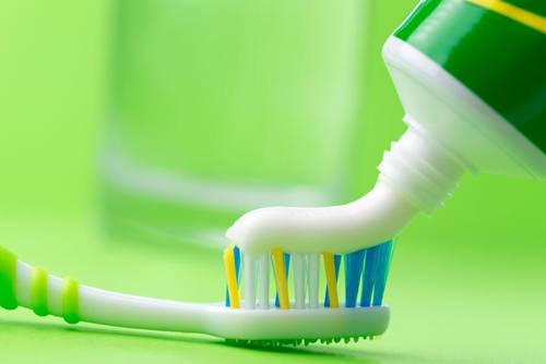 Чем вредна зубная паста?