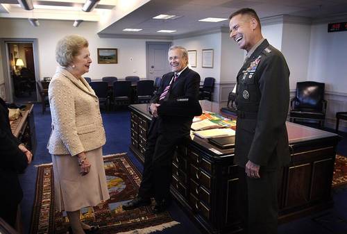 Маргарет Тэтчер с Дональдом Рамсфелдом и генералом Питером Пэйсом в Пентагоне<br />