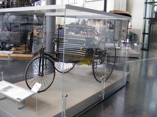 Самый первый автомобиль Бенца, в немецком музее, заключённый в стеклянный саркофаг