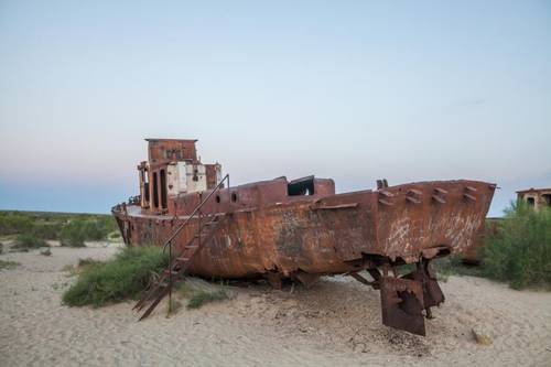 Заброшенный корабль в г. Муйнак, Узбекистан