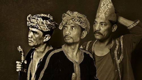 Деятели культуры народа баджо: Назека Канасидена, Эад Маса Река и Сулимбанг Джаути в национальных костюмах, Сабах, 2015 г.