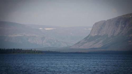 Утренний вид из окна моей комнаты. За голубой рябью Ловозера – отвесные стены Ловозёрских тундр. Слева – гора Нинчурт, справа – гора Куамдеспахк.