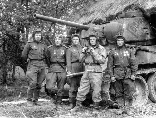 Групповой портрет экипажа танка Т-34 «Гвардия» Челябинской танковой бригады на Украине