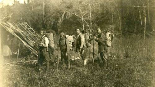 В. Арсеньев, Д. Узала, неопознанный солдат и Чжан-Бао (слева направо) в походе по бассейну реки Такема, 1907 г.