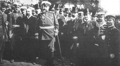 Царь Фердинанд, премьер-министр Александр Малинов, члены правительства и генералы при объявлении независимости