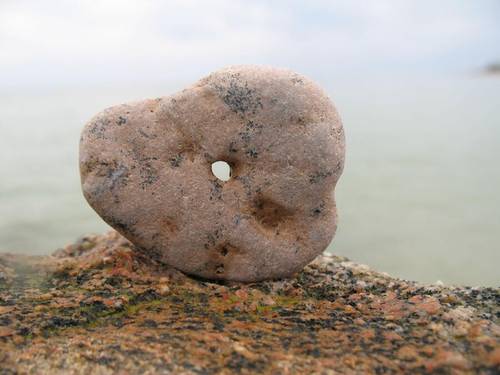 Камень с естественной проточиной — так называемый «куриный бог» или «кикимора одноглазый», якобы защищающий кур от вреда кикиморы
