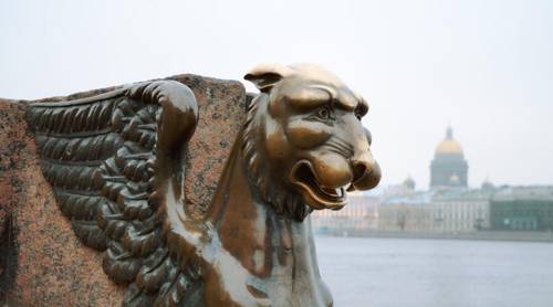 Грифон на набережной в Санкт-Петербурге