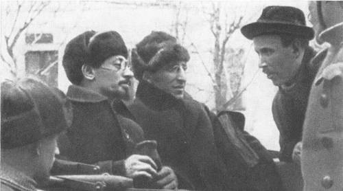 Яков Свердлов (слева) разговаривает с Демьяном Бедным; в центре — В. А. Аванесов, 1918 г.
