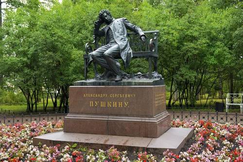 Памятник А. С. Пушкину-лицеисту в Лицейском саду