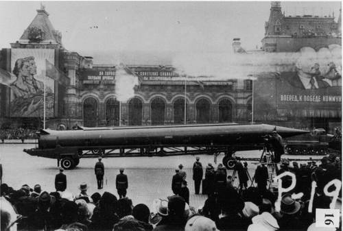 Советская баллистическая ракета средней дальности (SS-4 в документах США, R-12 в советских документах) на Красной площади, Москва