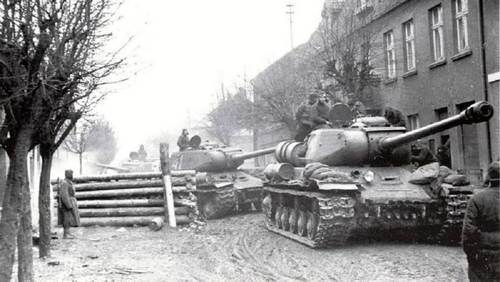 Колонна танков ИС-2 на улице города во время марша в Восточной Померании