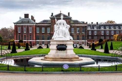 Статуя королевы Виктории и Кенсингтонский дворец в Лондоне