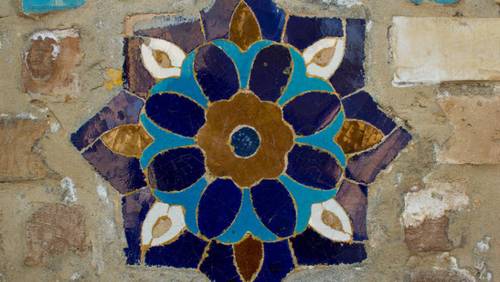 Майолика - цветная плитка в стене мечети в Самарканде