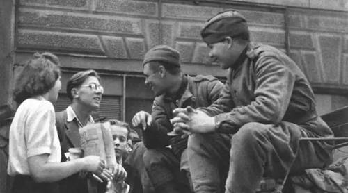 Советские солдаты разговаривают с жителями Праги, май, 1945 г.