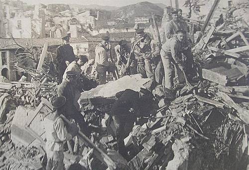 Моряки с броненосца «Слава» на развалинах Мессины. 1908 г.