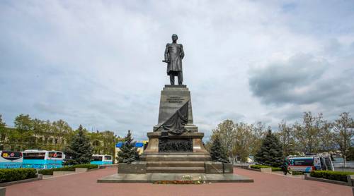 Крым. Севастополь. Памятник адмиралу Нахимову