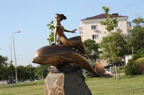 Скульптура «Дельфин и русалка» в Новороссийске