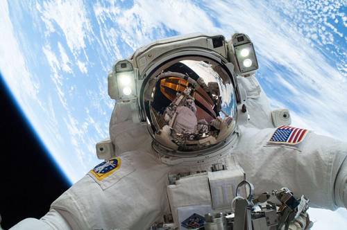 Астронавт НАСА в открытом космосе