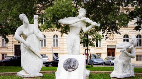 Памятник Антонио Вивальди в парке Вотивпарк, город Вена