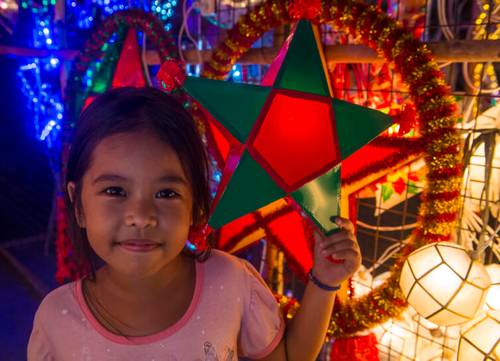 Вифлеемская звезда в руках филиппинской девочки