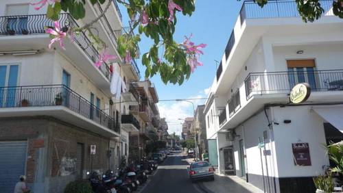 Сицилийская улочка: полдень, жара, пустота